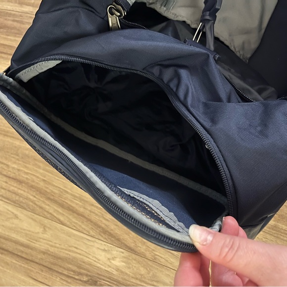 Under Armour Duffle Bag - Picture 6 of 9